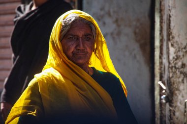 Udaipur, Hindistan - Ocak 03, 2020: Hindistan Rajasthani halkı Udaipur, Rajasthan sokaklarında ulusal giysiler içinde