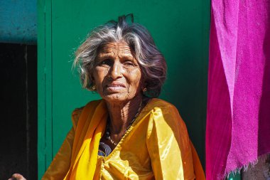 Udaipur, Hindistan - Ocak 03, 2020: Hindistan Rajasthani halkı Udaipur, Rajasthan sokaklarında ulusal giysiler içinde