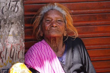 Udaipur, Hindistan - Ocak 03, 2020: Hindistan Rajasthani halkı Udaipur, Rajasthan sokaklarında ulusal giysiler içinde