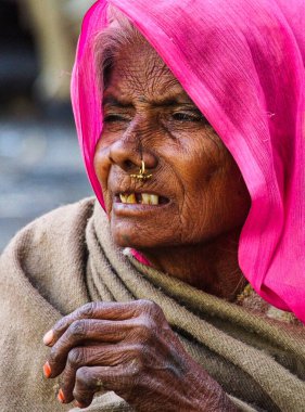 Udaipur, Hindistan - Ocak 03, 2020: Hindistan Rajasthani halkı Udaipur, Rajasthan sokaklarında ulusal giysiler içinde