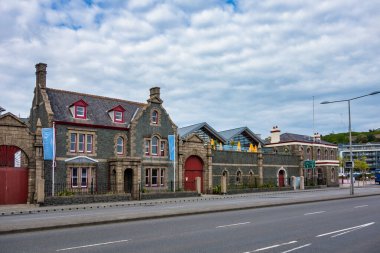 St Helier 'deki Özgürlük Meydanı, Jersey, Channel Adaları. St Helier, Jersey 'nin başkenti ve mağazaları, restoranları ve kültürel çıkarları olan bir finans merkezidir..