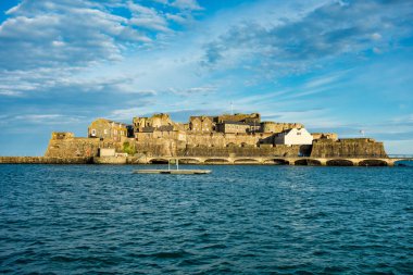 Cornet Kalesi, Aziz Peter Limanı 'nı ve limanını 800 yıldır koruyor. Saint Peter Limanı - Guernsey 'in başkenti - Normandiya açıklarında İngiliz Kraliyet Bağımlılığı.