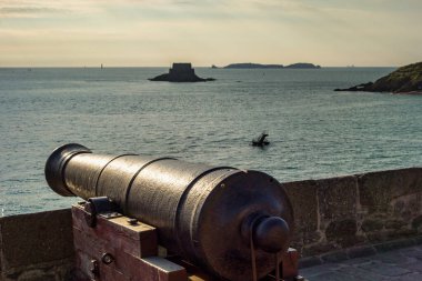 Petit Be, Saint-Malo 'daki gelgit adasındaki Fort National. Kale 17. yüzyılda şehri korumak için inşa edildi. Saint-Malo, Fransa 'nın Brittany şehrinde bulunan bir liman kentidir..