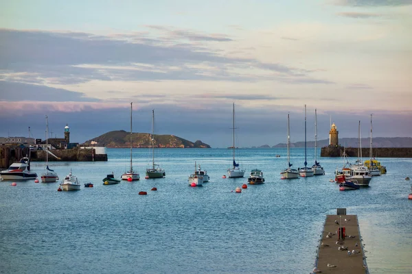 イギリスのセントピーター港 ガーンジー チャンネル諸島の港とスカイライン — ストック写真
