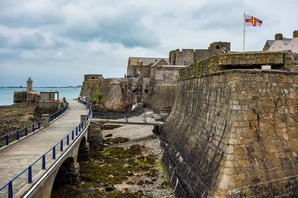 コルネット城はサンピエトロ港と港を800年間守ってきた サンピエトロ港 ガーンジーの首都 ノルマンディーの海岸沖の英語チャンネルにおける英国の王冠の依存 — ストック写真