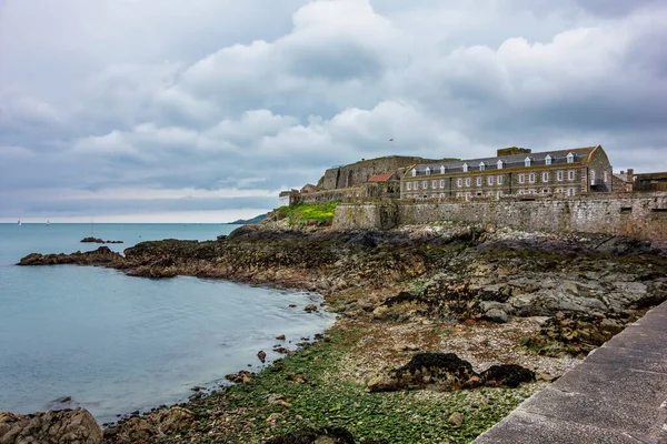 コルネット城はサンピエトロ港と港を800年間守ってきた サンピエトロ港 ガーンジーの首都 ノルマンディーの海岸沖の英語チャンネルにおける英国の王冠の依存 — ストック写真