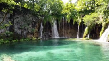Hırvatistan 'ın Plitvice Gölleri Ulusal Parkı' nda turkuaz suyla şelalenin görkemli manzarası. Avrupa. Hırvatistan 'ın en eski ve en büyük ulusal parklarından biri. UNESCO Dünya Mirası