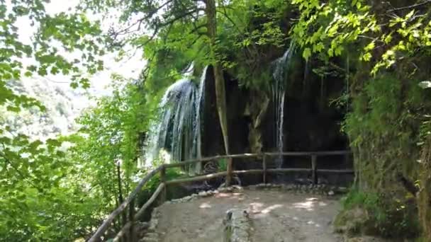 Majestätisk Utsikt Över Vattenfallet Med Turkost Vatten Plitvicesjöarnas Nationalpark Kroatien — Stockvideo