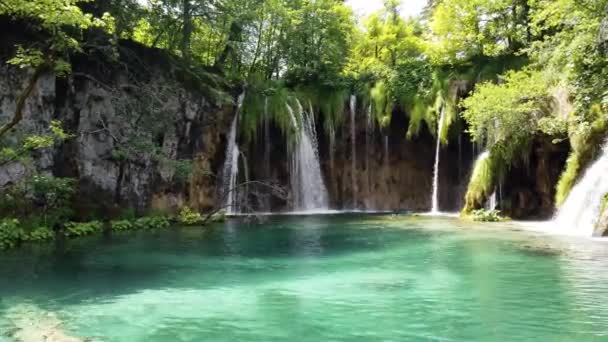 Majestätisk Utsikt Över Vattenfallet Med Turkost Vatten Plitvicesjöarnas Nationalpark Kroatien — Stockvideo