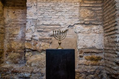 Cordoba, İspanya - 31 Ekim 2019: Cordoba, İspanya sinagogu içinde. Yahudi tapınağı 1315 'te kuruldu. Endülüs İspanya