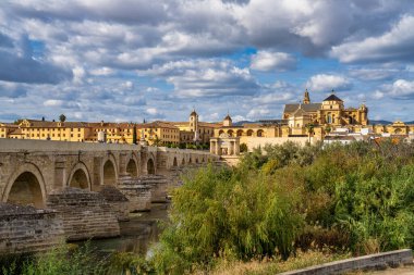 Cordoba, İspanya - 31 Ekim 2019: Mezquita-Katedral ve Puente Romano - Cami-Katedral ve Endülüs, İspanya 'daki Roma Köprüsü