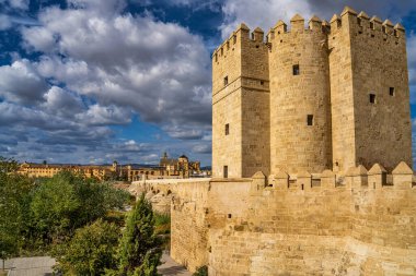 Cordoba, İspanya - 31 Ekim 2019: Calahorra Kulesi, Torre de la Calahorra, İspanya. 12. yüzyılın sonlarında yakınlardaki Roma Köprüsü 'nü korumak için Almohads tarafından inşa edilmiş güçlendirilmiş bir kapı.