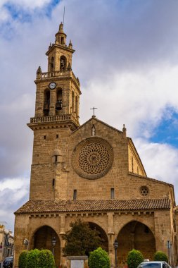 Cordoba, İspanya - 02 Kasım 2019: Cordoba, Endülüs, İspanya 'daki San Lorenzo Kilisesi. 1244 ile 1300 yılları arasında Romanesk ve Gotik mimari arasında geçiş tarzında inşa edilmiştir..