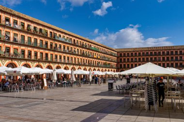 Cordoba, İspanya - 02 Kasım 2019: Corredera Meydanı, Plaza de la Corredera, İspanya. Plaza de la Corredera, Endülüs 'ün en büyük meydanlarından biridir..