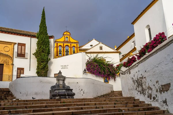 科尔多瓦 西班牙 2019年11月2日 西班牙 安达卢西亚 科尔多瓦 卡普希诺斯广场 有灯笼基督纪念碑 — 图库照片