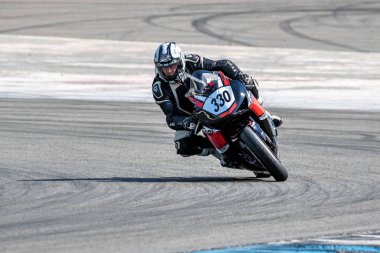 Hockenheim, Almanya - 27 Haziran 2020: Baden-Wurttemberg yarış merkezinde ya da Hockenheimring 'de motosiklet yarışı, Hockenheim şehrinde insanlar için bir yarış pisti