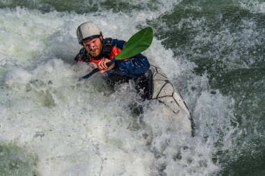 Augsburg, Almanya - 16 Haziran 2019 Whitewater kano sporu, aşırı kano sporu. Augsburg Almanya 'sında Eiskanal' da kano süren bir adam.