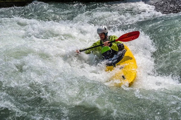 Augsburg, Almanya - 16 Haziran 2019 Whitewater kano sporu, aşırı kano sporu. Augsburg Almanya 'sında Eiskanal' da kano süren bir adam.