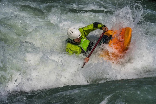 Augsburg Γερμανία Ιουνίου 2019 Whitewater Kayaking Extreme Kayaking Ένας Τύπος — Φωτογραφία Αρχείου