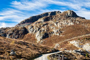 Fransa 'nın Rhone Alplerindeki savoie' de bulunan col de la croix de fer 'den Aziz Sorlin geçidi.
