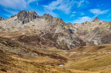 Fransa 'nın Rhone Alplerindeki savoie' de bulunan col de la croix de fer 'den Aziz Sorlin geçidi.