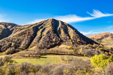 Fransa 'nın Rhone Alplerindeki savoie' de bulunan col de la croix de fer 'den Aziz Sorlin geçidi.