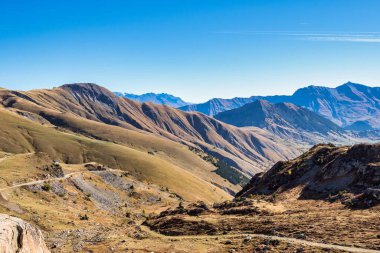Fransa 'nın Rhone Alplerindeki savoie' de bulunan col de la croix de fer 'den Aziz Sorlin geçidi.