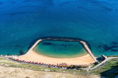 Sandy Körfezi manzaralı, Cebelitarık 'ın doğu yakası Rock, UK, İspanya' nın tepesinden. Bu şehirde popüler bir turizm merkezi..