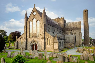 St. Canice Katedrali 'nin manzarası, İrlanda' da Kilkenny 'nin gri taşlardan yapılmış bir ortaçağ dini anıtı. Binanın yakınında mezarlı bir şiir var..
