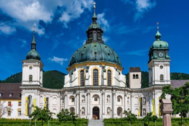 Ettal Abbey 'in ana cephesi, Kloster Ettal Ettal, Almanya' nın Bavyera kasabasındaki Benedikt manastırı Oberammergau yakınlarında..