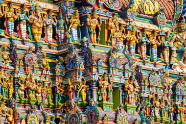 Meenakshi Sundareswarar Tapınağı Madurai 'de. Tamil Nadu, Hindistan. Bir tanesi Meenakshi 'ye, diğeri de Lord Sundareswarar' a adanmış ikiz bir tapınak.