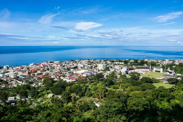 Dominica adasındaki Roseau şehir ve denizinin manzarası. Küçük dağdan Morne Bruce 'u gördüm. Morne Bruce 'un tepesinden Roseau' nun ve batı sahil şeridinin güzel panoramik manzarasının tadını çıkarabilirsiniz.