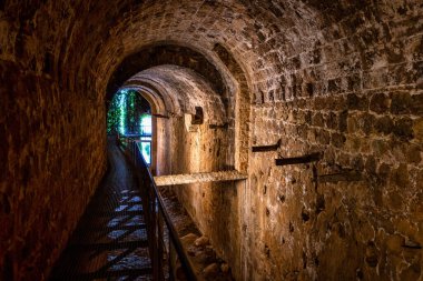 Santa Maria, Cazorla, Jaen, Endülüs, İspanya Kilisesi 'nin yıkıntılarının altındaki Serezuelo Nehri Kasası.
