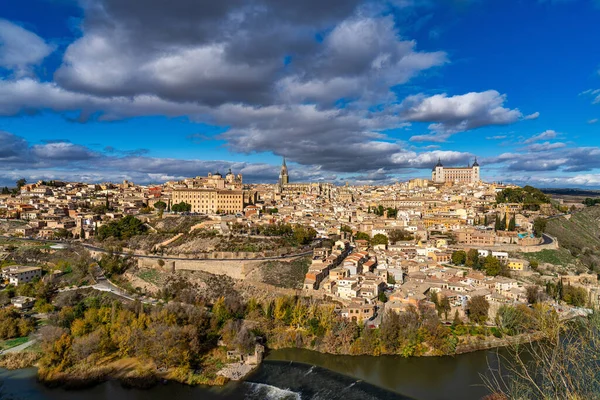 Toledo España Ciudad Vieja Con Alcázar Palacio Real Sobre Sinuosidad — Foto de Stock