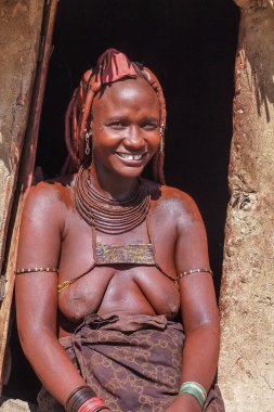 Opuwo, Namibya - Temmuz 07, 2019: Himba köyünde tipik kolye ve saç stiline sahip tanımlanamayan Himba kadını