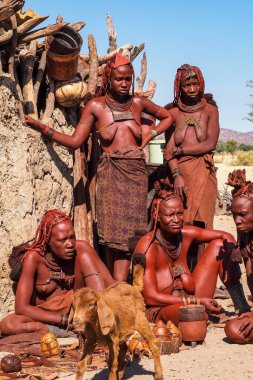 Opuwo, Namibya - Temmuz 07, 2019: Himba köyünde tipik kolye ve saç stiline sahip tanımlanamayan Himba kadınları