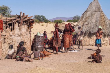 Opuwo, Namibya - Temmuz 07, 2019: Himba köyünde tipik kolye ve saç stiline sahip tanımlanamayan Himba kadınları