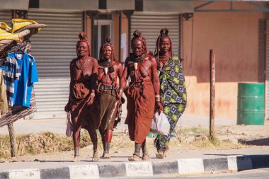 Opuwo, Namibya - Temmuz 07, 2019: Opuwo sokaklarında tipik kolye ve saç stiline sahip tanımlanamayan Himba kadınları