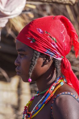 Opuwo, Namibya - Temmuz 07, 2019: Himba köyünde tipik kolye ve saç stiline sahip tanımlanamayan Himba kadını