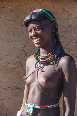 Opuwo, Namibya - Temmuz 07, 2019: Himba köyünde tipik kolye ve saç stiline sahip tanımlanamayan Himba kadını