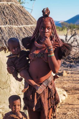 Opuwo, Namibya - Temmuz 08, 2019: Himba köyünde tipik kolye ve saç stiline sahip tanımlanamayan Himba kadını