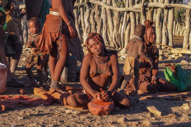 Opuwo, Namibya - Temmuz 08, 2019: Himba köyünde tipik kolye ve saç stiline sahip tanımlanamayan Himba kadını