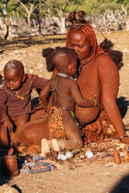 Opuwo, Namibya - Temmuz 08, 2019: Himba köyünde tipik kolye ve saç stiline sahip tanımlanamayan Himba kadını