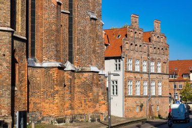 Lubeck, Almanya, Avrupa 'daki Eski Şehir İskelesi mimarisinin manzarası