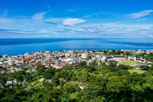Dominica adasındaki Roseau şehir ve denizinin manzarası. Küçük dağdan Morne Bruce 'u gördüm. Morne Bruce 'un tepesinden Roseau' nun ve batı sahil şeridinin güzel panoramik manzarasının tadını çıkarabilirsiniz.