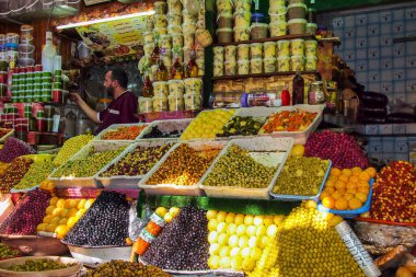 Meknes, Fas - 16 Ekim 2019: Meksika 'da geleneksel pazar, Afrika' da Fas.
