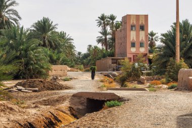 Rissani, Fas - 18 Ekim 2019: Fas, Afrika 'daki Rissani Kasbah' daki insanlar