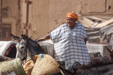 Rissani, Fas - 18 Ekim 2019 Fas 'taki Rissani pazarı ve eşek ve katırların park yeri. Afrika