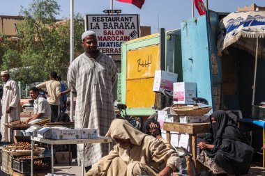 Rissani, Fas - 18 Ekim 2019: Rissani şehrinin yerel sakinleri şehrin sokaklarındaki faaliyetlerinde. Afrika.