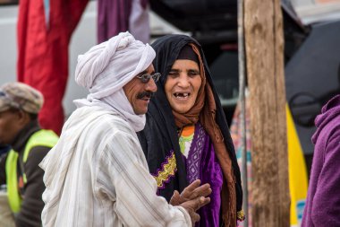 Erfoud, Fas - 19 Ekim 2019: Bin Kasbalı Yolu 'nun yerel sakinleri sokaklarda, Fas, Afrika' da faaliyetlerinde bulundu.